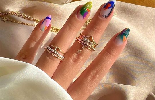 Stylish Short Nails: Abstract Art to Energize Your Look