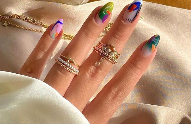Stylish Short Nails: Abstract Art to Energize Your Look