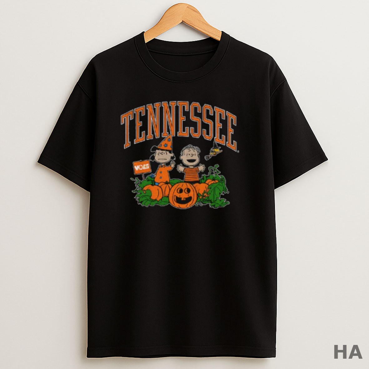Official Charlie Brown And Woodstock Tennessee Volunteers Pumpkin Halloween T Shirt