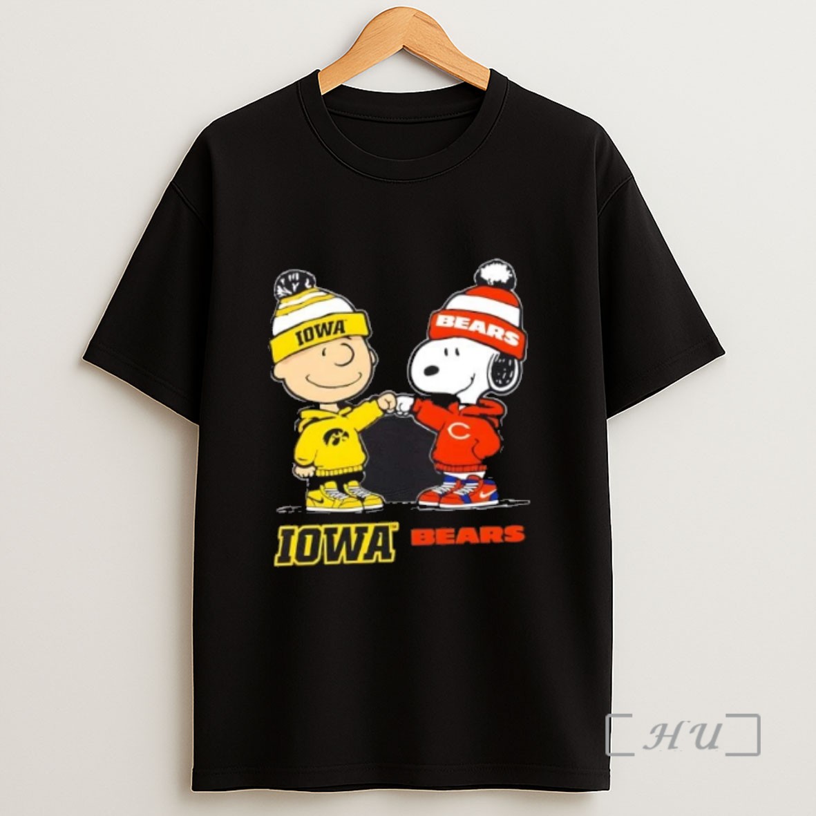 Officials Peanuts Charlie Brown And Snoopy Iowa Hawkeyes X Chicago Bears Sweatshirt Tee Shirt