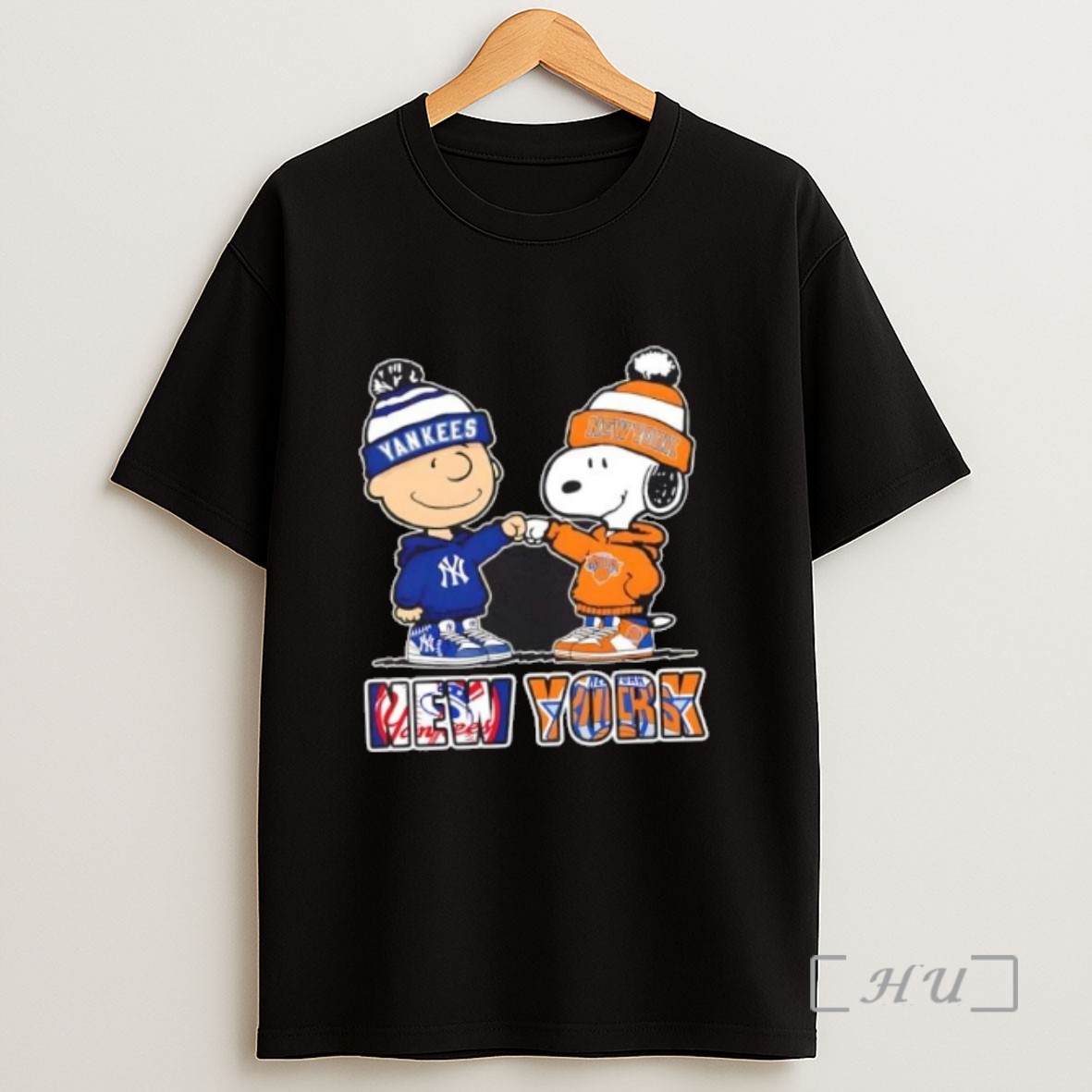 Officials Peanuts Charlie Brown And Snoopy New York Sports Yankees X Knick Sweatshirt Tee Shirt