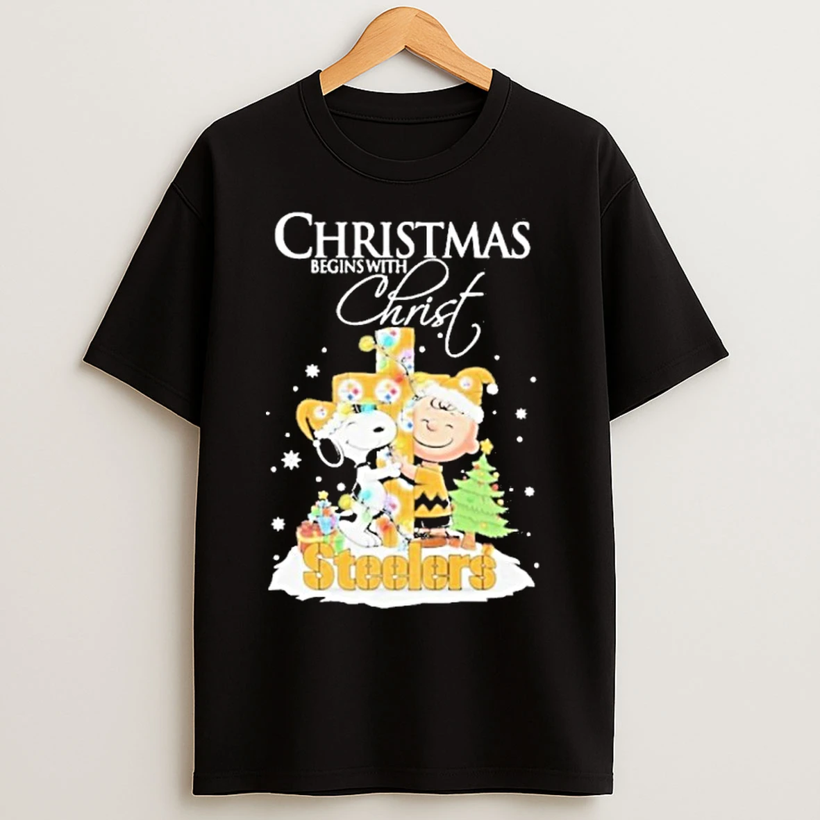 Classic 2025 Snoopy And Charlie Brown The Peanuts X Pittsburgh Steelers Merry Christmas Begins With Christ T Shirts