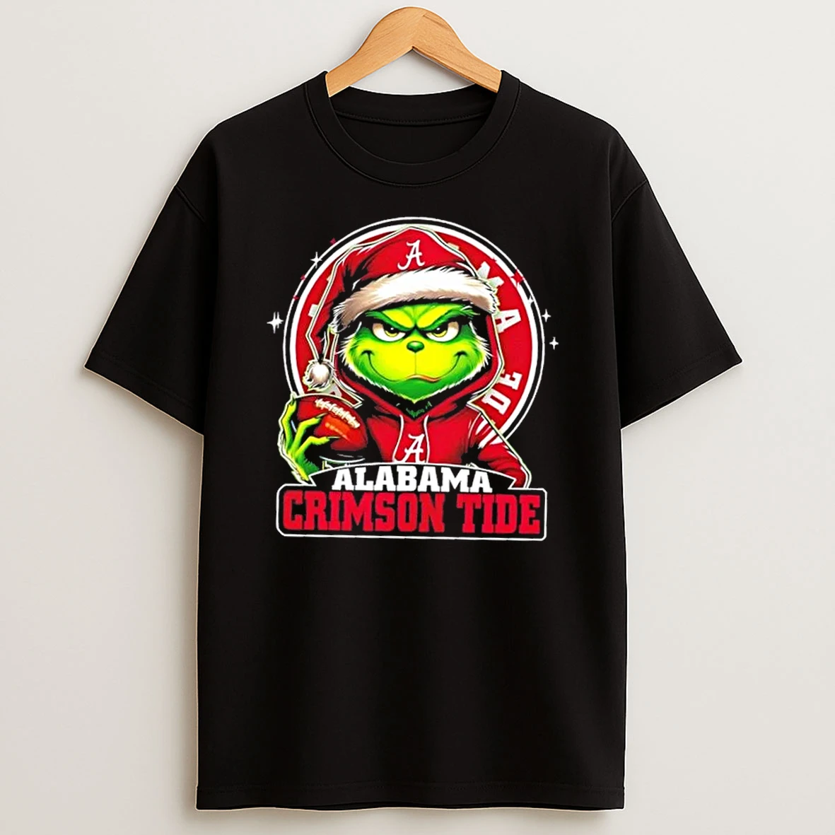 Grinch Is Holding A Ball And Smiling At Alabama Crimson Tide Fans Christmas Shirts