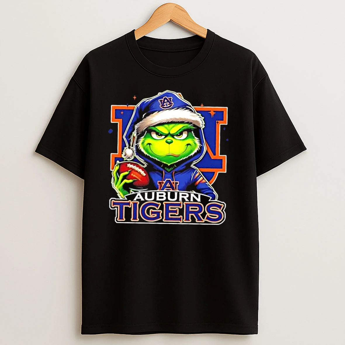 Grinch Is Holding A Ball And Smiling At Auburn Tigers Fans Christmas T Shirts