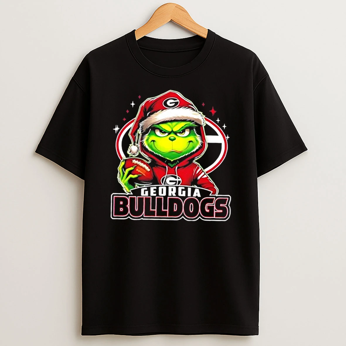 Grinch Is Holding A Ball And Smiling At Georgia Bulldogs Fans Christmas Shirts