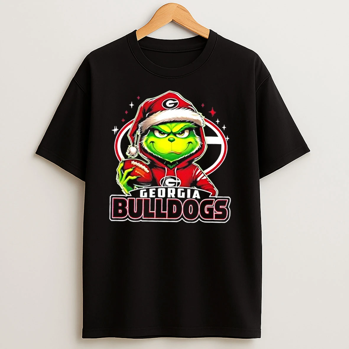 Grinch Is Holding A Ball And Smiling At Georgia Bulldogs Fans Christmas T Shirts
