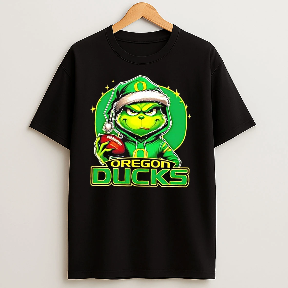 Grinch Is Holding A Ball And Smiling At Oregon Ducks Fans Christmas T Shirts