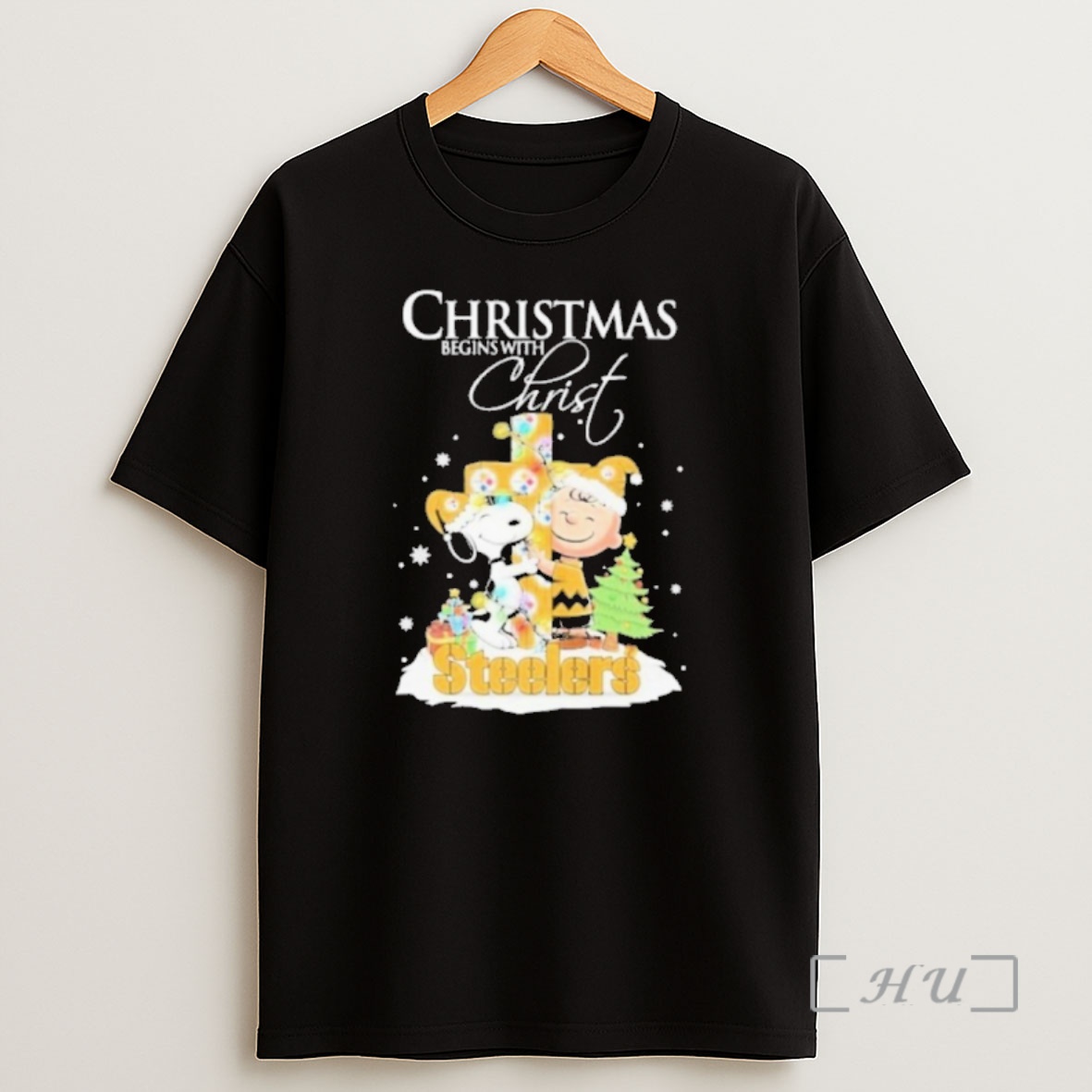 Officials 2025 Snoopy And Charlie Brown The Peanuts X Pittsburgh Steelers Merry Christmas Begins With Christ Premium Shirt Sweatshirt Tee