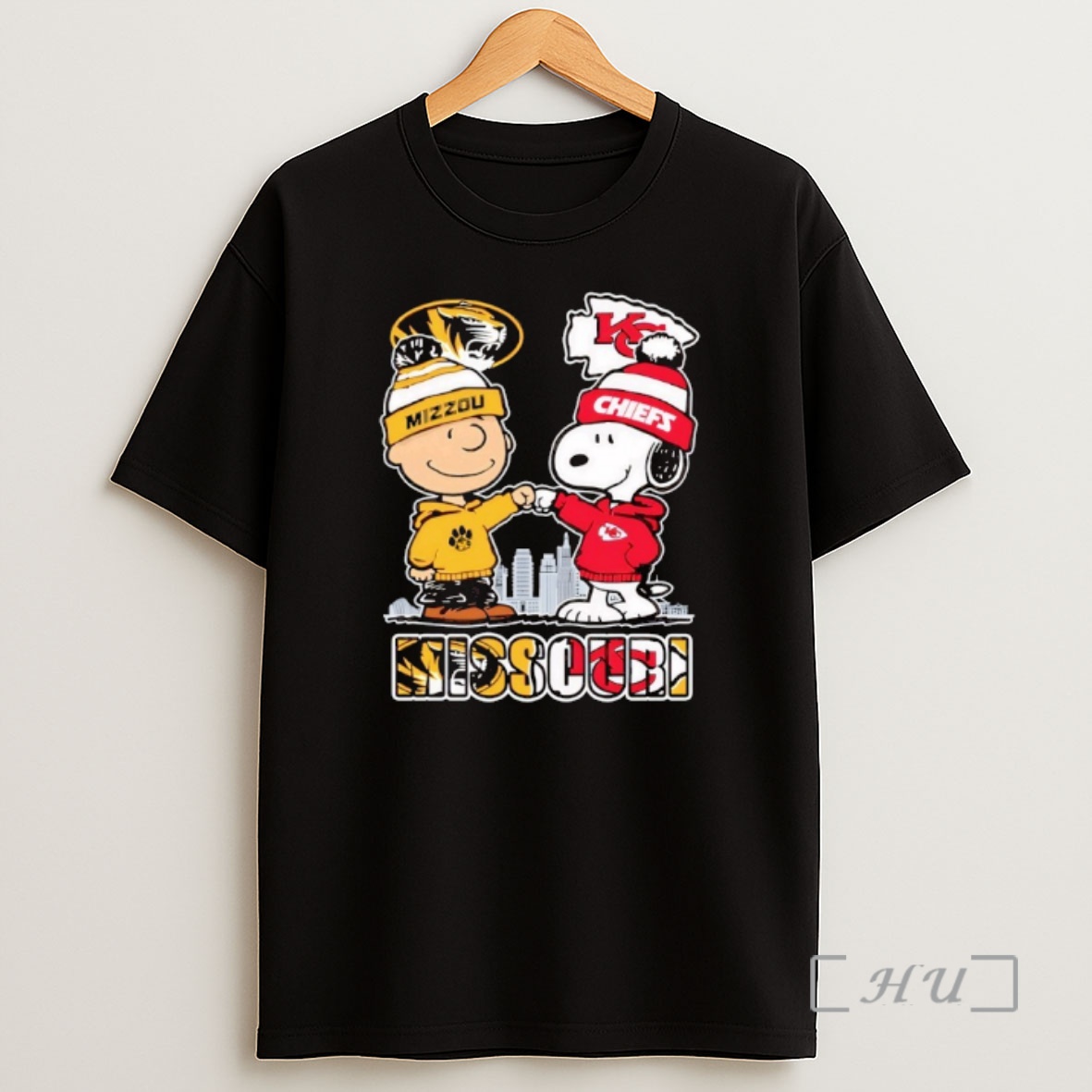 Officials Charlie Brown Snoopy Wearing Missouri Tigers Kansas City Chiefs Apparel Premium Shirt Sweatshirt Tee