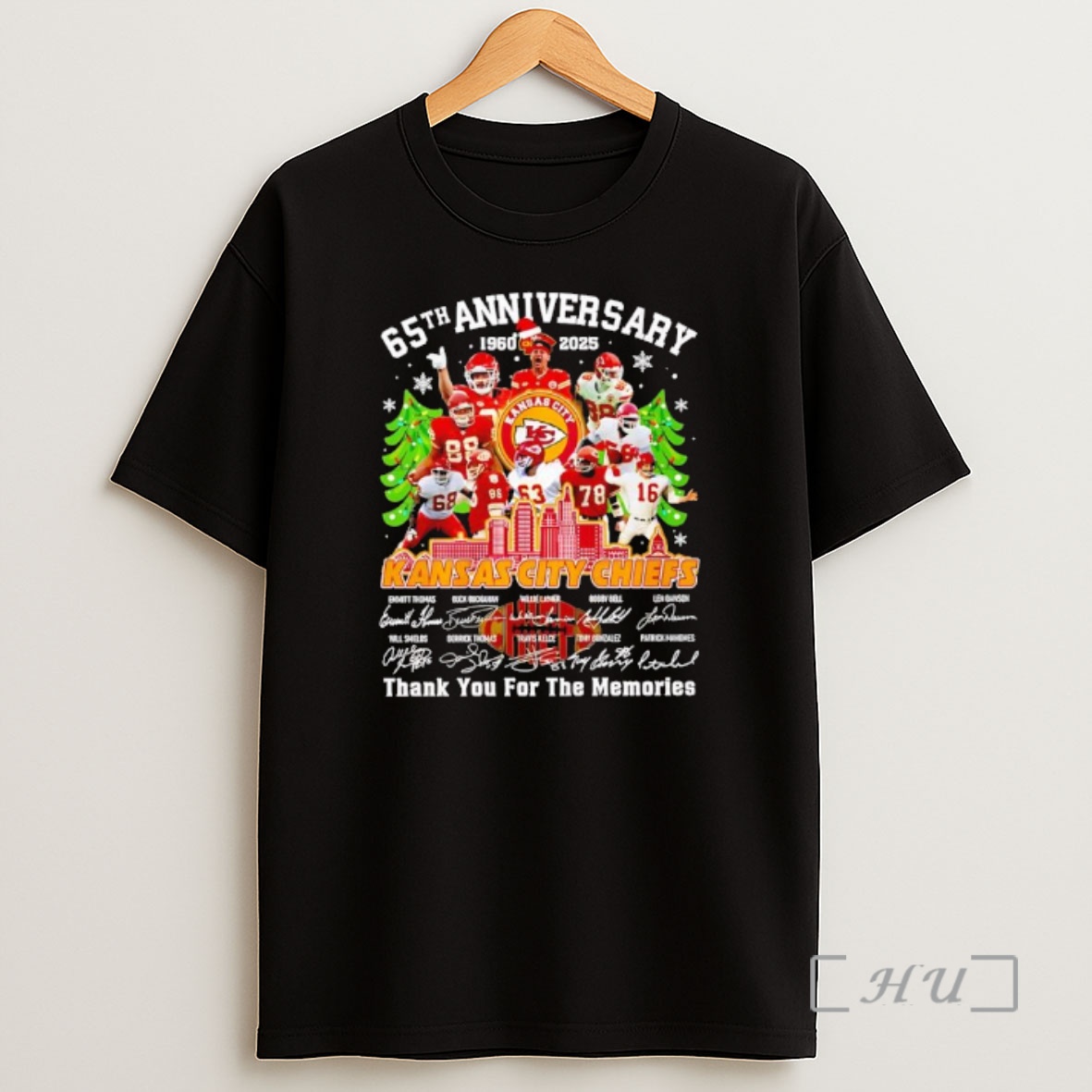 Officials Kansas City Chiefs 65th Anniversary 1960 To 2025 Signatures Christmas Trees And Snowflakes Premium Shirt Sweatshirt Tee