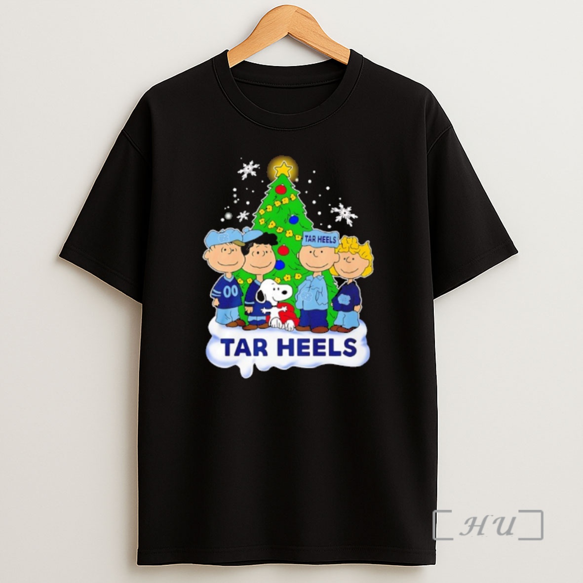 Officials North Carolina Tar Heels Snoopy And The Peanuts Christmas 2025 Premium Shirt Sweatshirt Tee