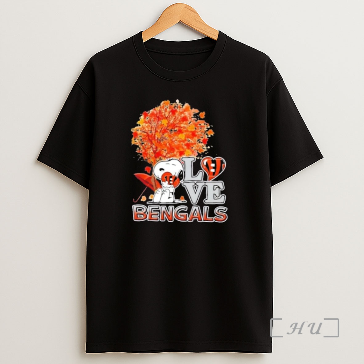 Officials Peanuts Snoopy Hug Heart I Love Cincinnati Bengals Premium Shirt Sweatshirt Tee