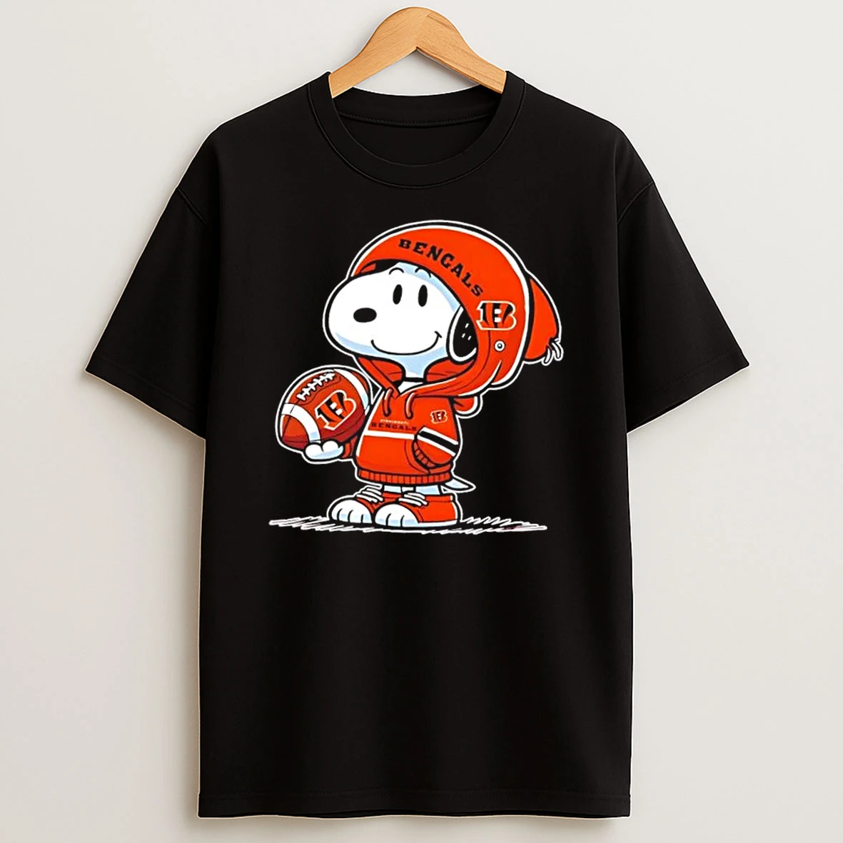Peanuts Snoopy Wearing Cincinnati Bengals And Smilling At Fans Shirts
