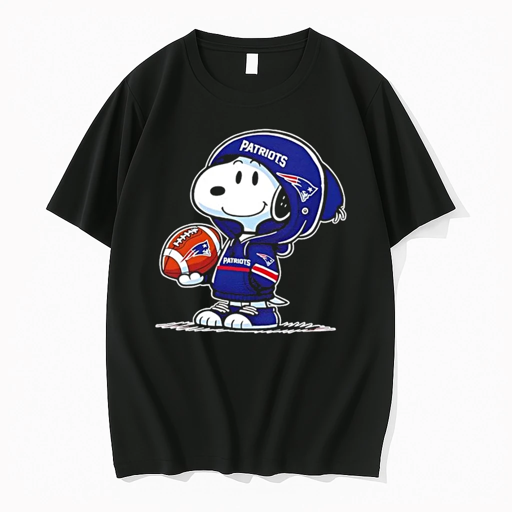 Peanuts Snoopy Wearing New England Patriots And Smilling At Fans Shirts