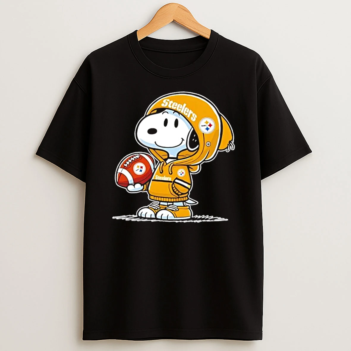 Peanuts Snoopy Wearing Pittsburgh Steelers And Smilling At Fans Shirts