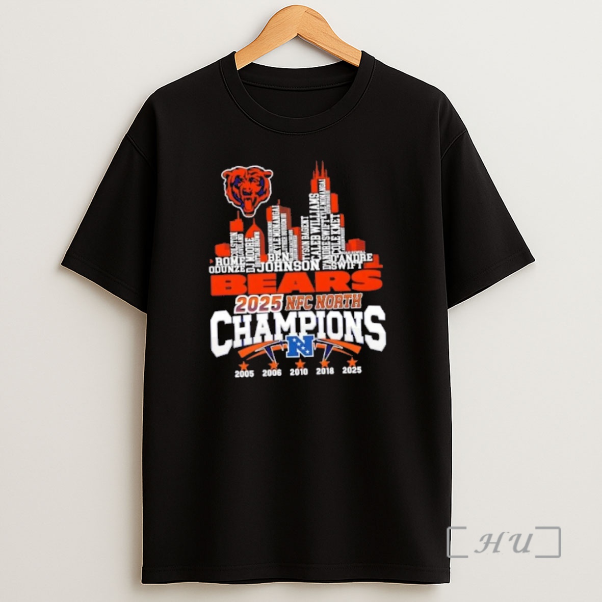 Officials 2025 Nfc North Champions Chicago Bears Football All Names City Skyline Shirt Sweatshirt Tee