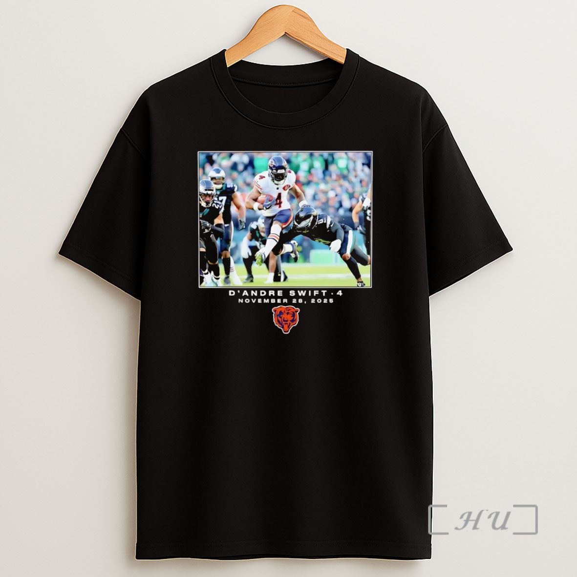 Officials Dandre Swift Features Photo 2025 Chicago Bears Premium Shirt Sweatshirt Tee