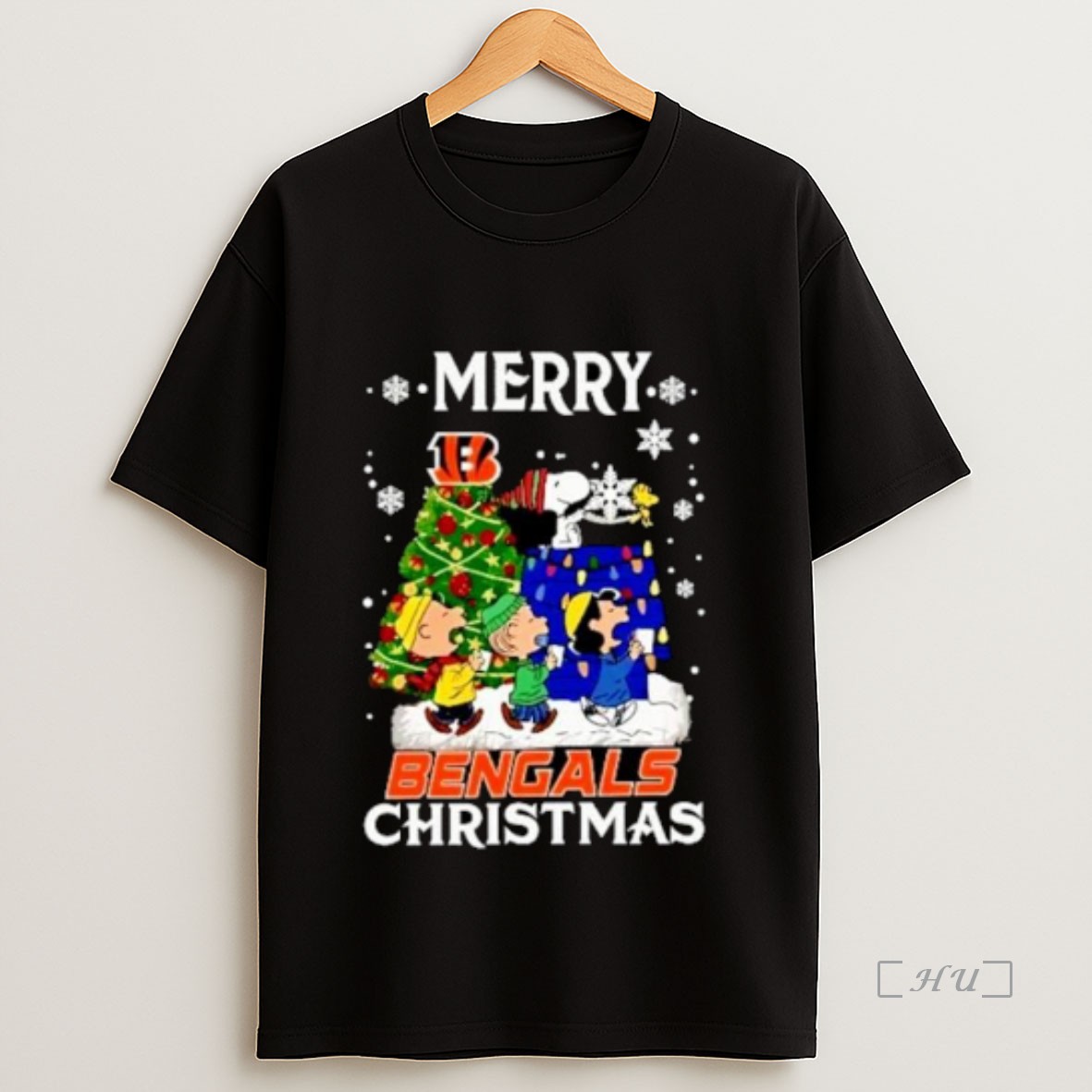Officials Snoopy And Friends Merry Cincinnati Bengals Christmas Ornaments Premium Shirt Sweatshirt Tee