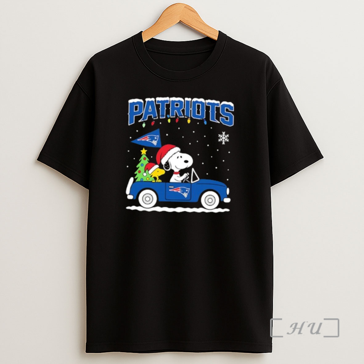 Officials Snoopy And Woodstock Santa Christmas New England Patriots On By Car Premium Shirt Sweatshirt Tee