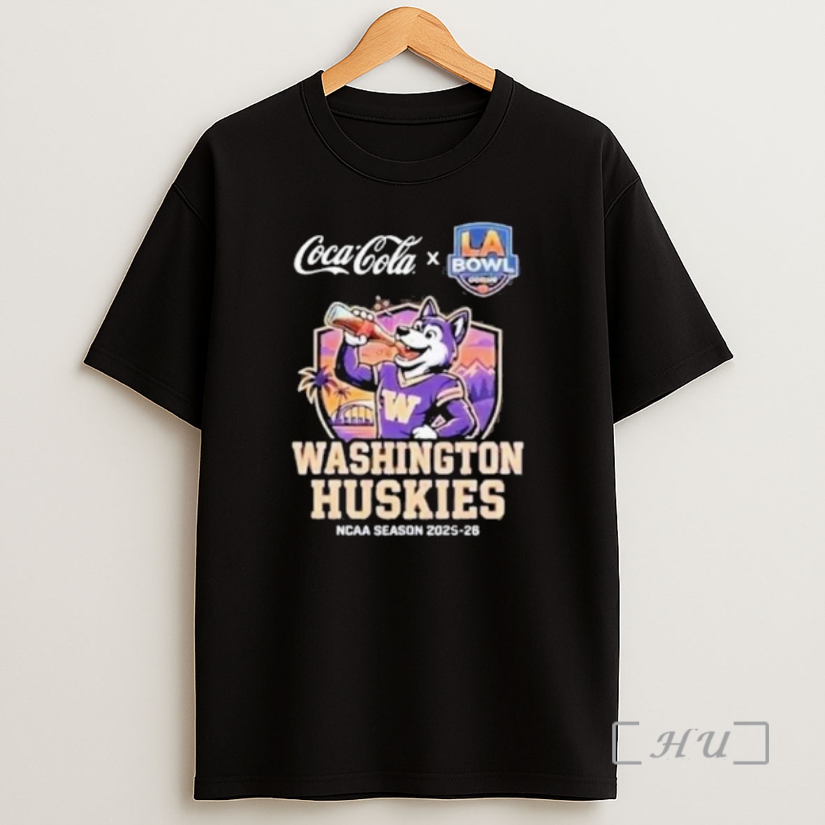 Officials Washington Huskies 2025 26 La Bowl Hosted By Gronk On December 13 Mascot Circle Black Shirt Sweatshirt Tee